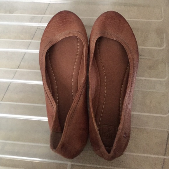 Frye Carson flats in fawn color. size 8