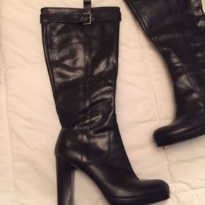 Brand new  leather boot to the knee small platform