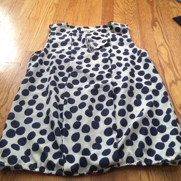 Sleeveless blouson top with polka dots