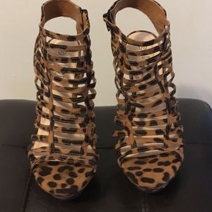 Leopard wedges never worn so sexy and chic!!!