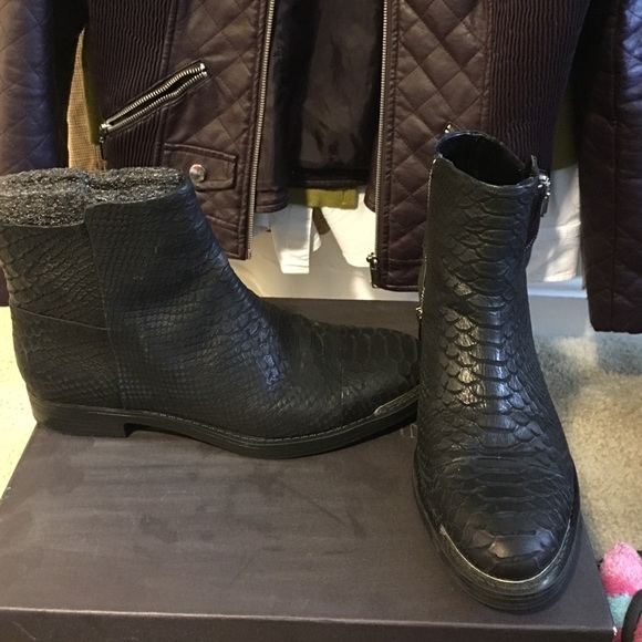 Black Enzo Angiolini short cut boots