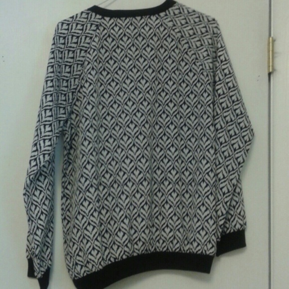 Thin Black and White Sweater - Picture 3 of 4