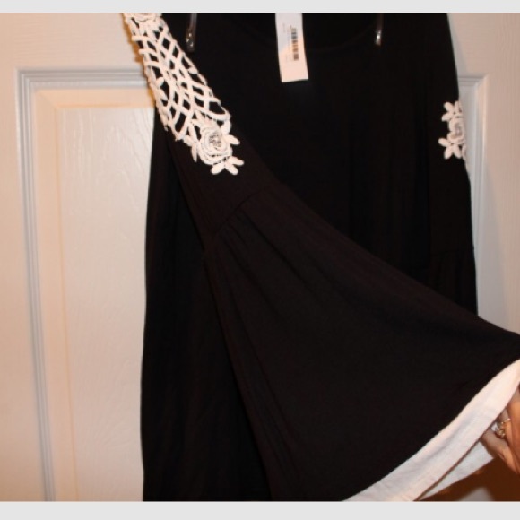 🎉Host Pick📣:❤️NWT Black and White Prairie blouse - Picture 4 of 4