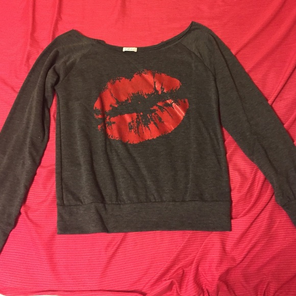 Long sleeve kissy shirt