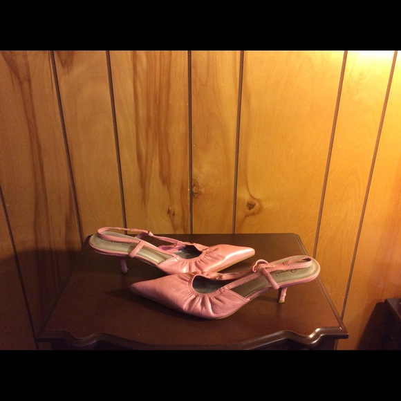 Pretty and pink pointed toe sling backed heels👛