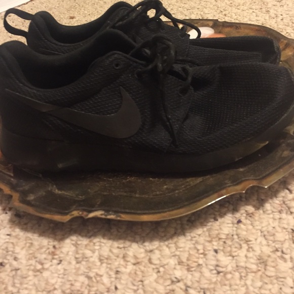 Black Nike Roshe Runs