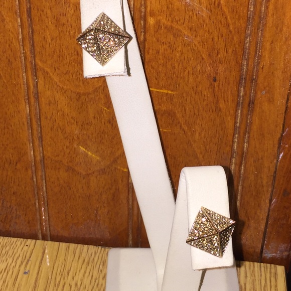 Minerani Swarovski element pyramid stud earrings - Picture 4 of 7