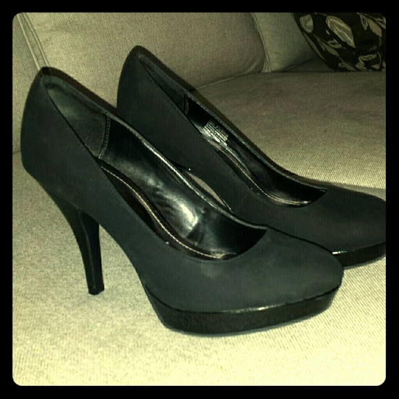 Black pumps