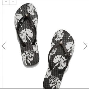 Tory Burch Thin Flip Flop in Black Carnations
