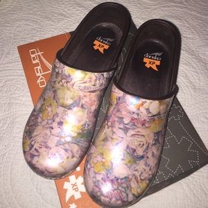 Dansko sz 40 brand new Pro XP floral patent clog