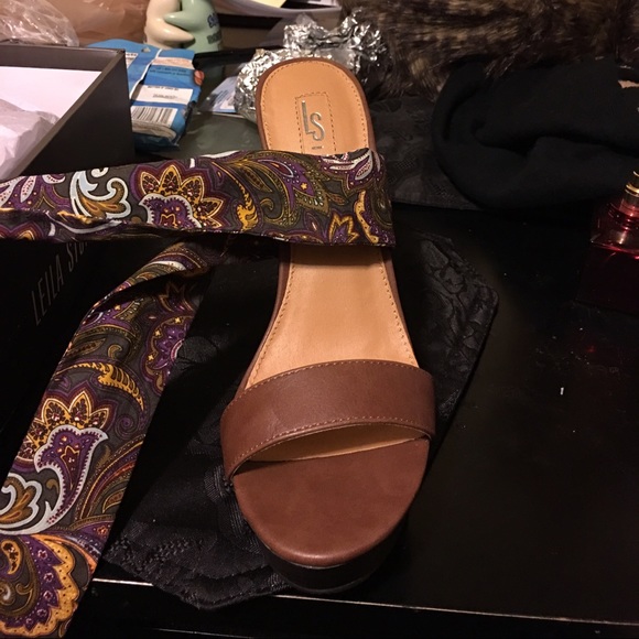 Brown shoe with purple fabric band - Picture 3 of 3