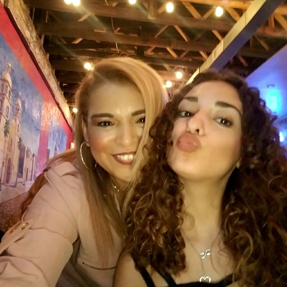 Meet your Posher, Julie - Picture 2 of 8