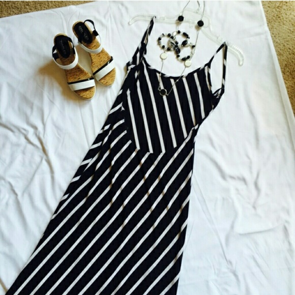 The kardashian Black white stripe maxi dress ! - Picture 4 of 4