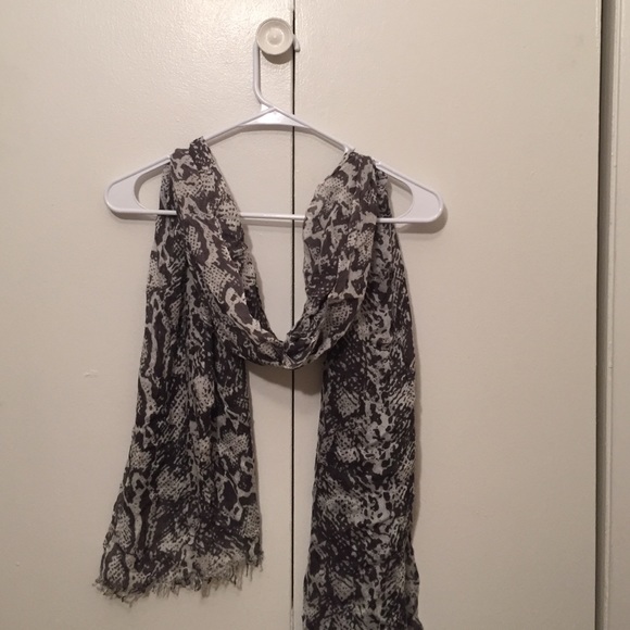 Snake skin grey scarf