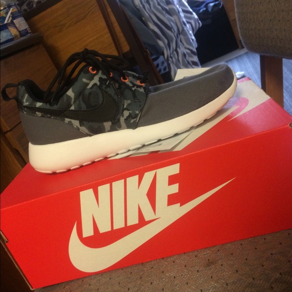 Nike Shoes - Nike Roshe One