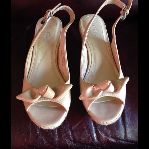 Nude colored shiny shoes