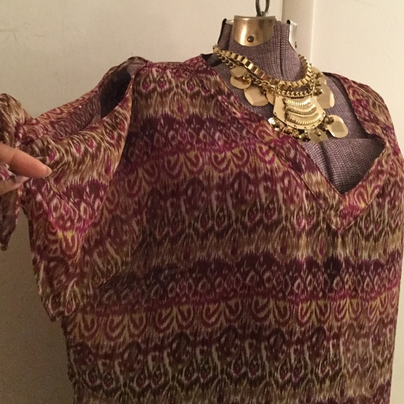 💄REDUCED 💄Burgundy/Tan Cold Shoulder Top💃🏾 - Picture 2 of 4