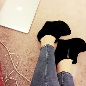 💋💋Delicacy super cute black boots!!!