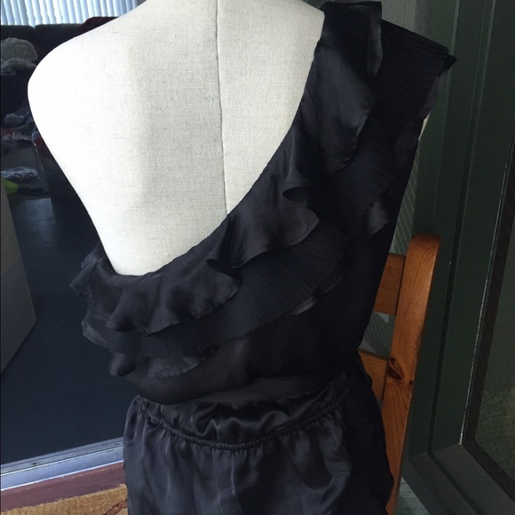 👄NWOT Sexy black one shoulder blouse 👄 - Picture 3 of 4
