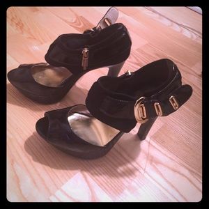 Michael Kors peep toe pumps. Patent leather black