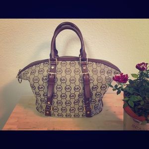 Authentic Michael Kors purse. Great condition.