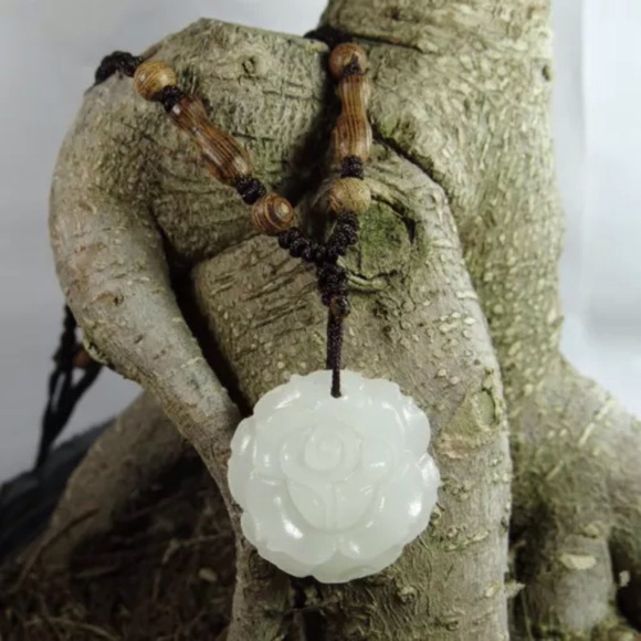 White jade rose pendant necklace - Picture 1 of 4
