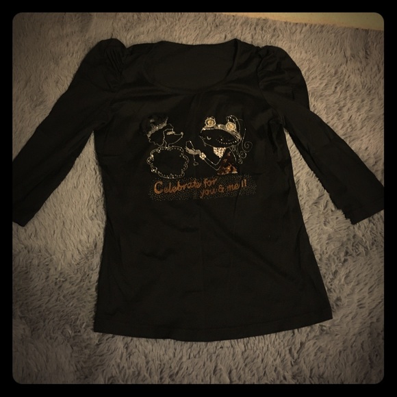 Black mid-sleeve tee