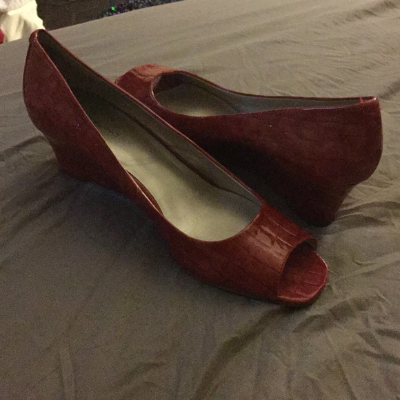 Bandolino Wedge - Picture 1 of 1