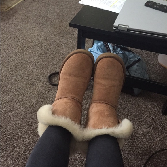 ✨AUTHENTIC Bailey button uggs 💋