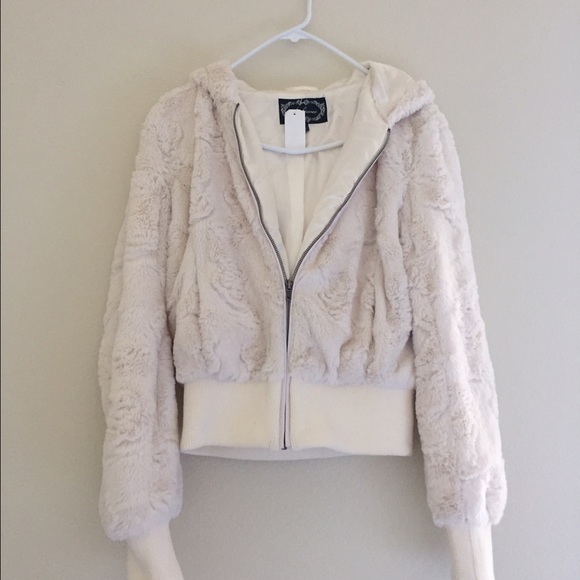 Boutique Jackets & Blazers - 🖤🆕 Ivory faux fur jacket