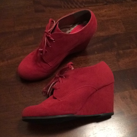 Red Suede wedge boogie tie up 💃🏼👠💋