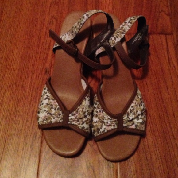 Like new floral print wedges