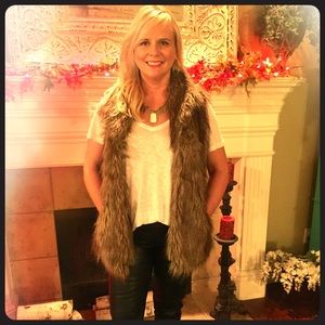 PRICED TO SELL. 😍 CUTE FAUX FUR you will love!!!!