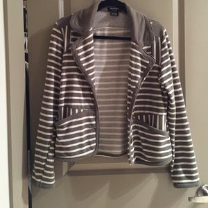 Cute casual blazer! Perfect for fall!