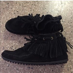 Black shirt Minnetonka boots