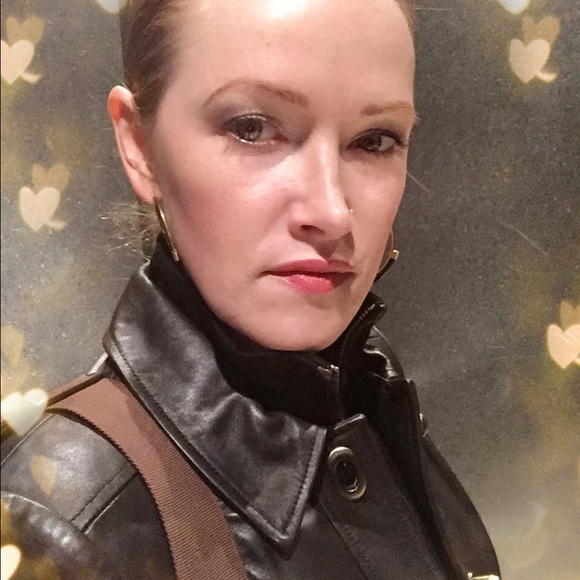 Meet your Posher, Elizabeth - Picture 3 of 3