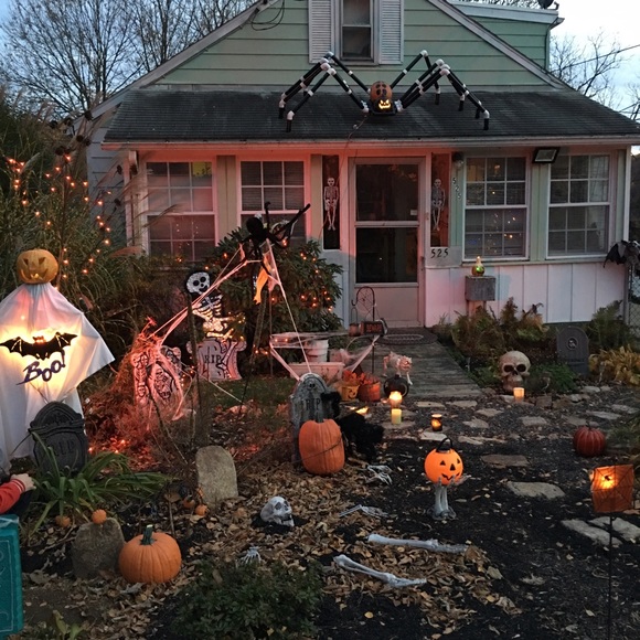 My Previous PA Homeā¦Halloween 2015 Front Yard - Picture 1 of 4