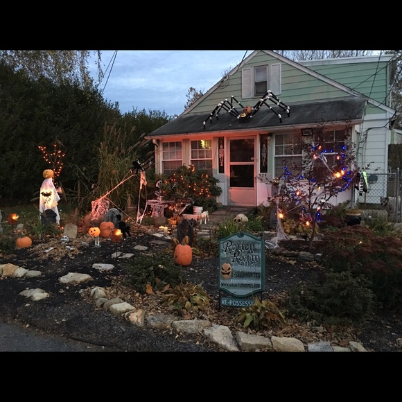 My Previous PA Homeā¦Halloween 2015 Front Yard - Picture 2 of 4