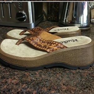 NWOT Leather-etched wedges Mudd*Size 8