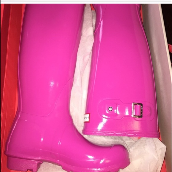 ISO THESE PINK GLOSSY HUNTER BOOTS!!!!!!!