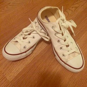 woman converse shoes