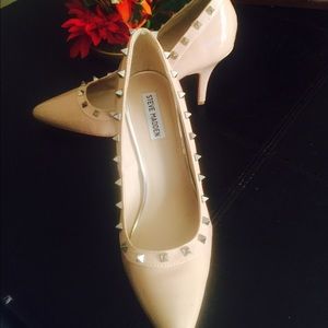 Steve Madden Nude spike pump
