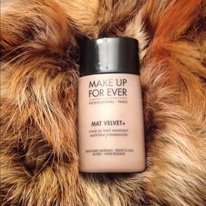 Mat Velvet foundation in #80
