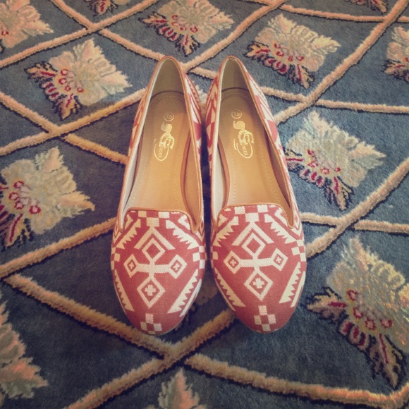 Coral Tribal flats. Size 7.5