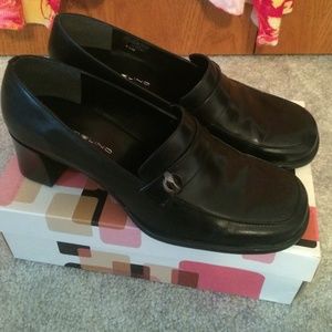 Black low heel ladies shoes size 9.5
