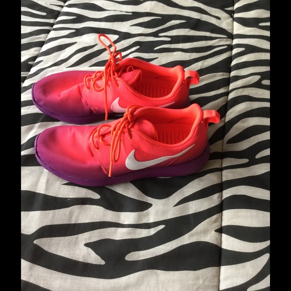 Nike Roshe Run - women's size 6