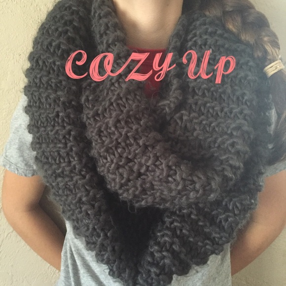 🌑Urban Outfitters Chunky Infinity Scarf🌑