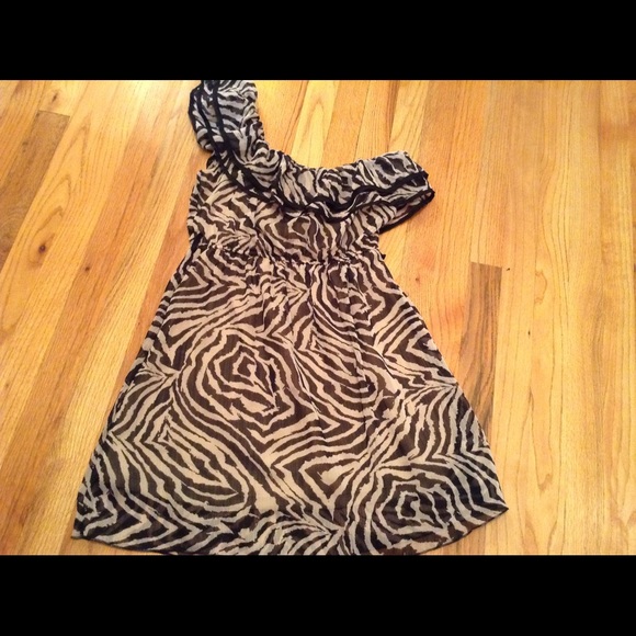 Zebra-patterned one shoulder top. Nice.