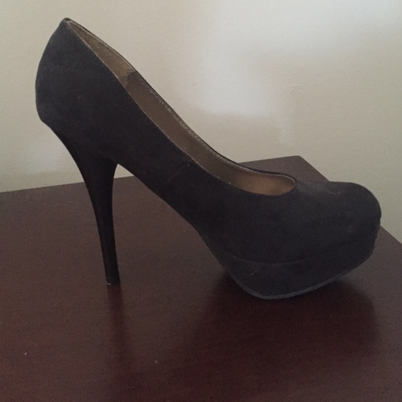 Size 7, velvet style Mossimo platform pump.