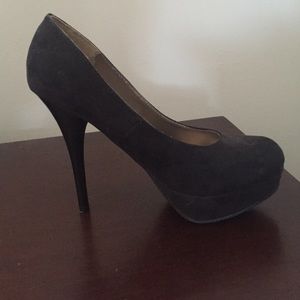 Size 7, velvet style Mossimo platform pump.